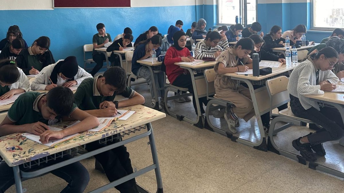 8.sınıflara 2025 LGS Sınavının uygulanması ve analizi